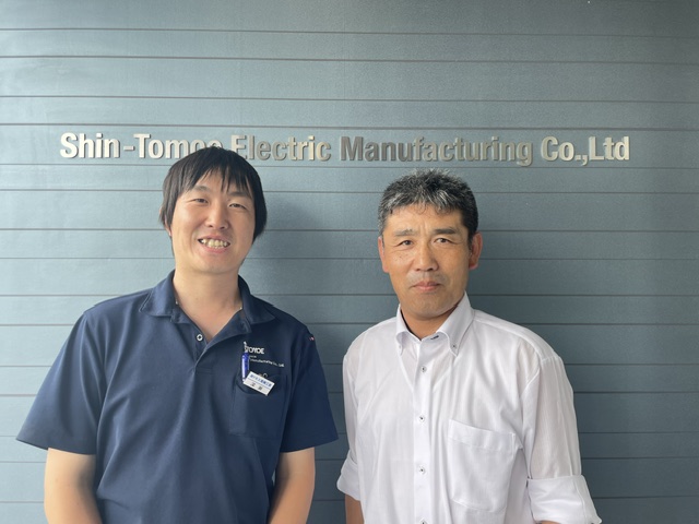 左：新トモエ電機工業株式会社 設計部 深瀬様　右：株式会社特電　高野